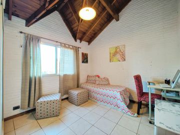 Casa en venta chalet 4 dormitorios con piscina barrio cerrado Maschwitz paredes dobles de ladrillo.