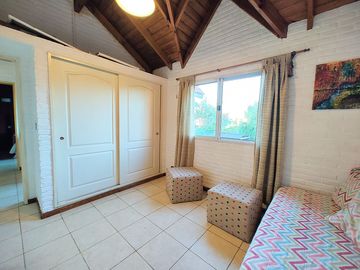 Casa en venta chalet 4 dormitorios con piscina barrio cerrado Maschwitz paredes dobles de ladrillo.
