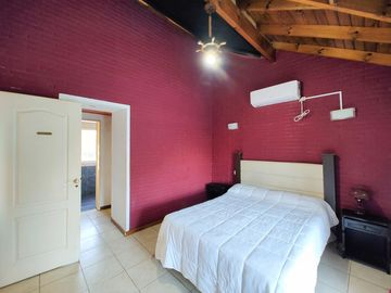 Casa en venta chalet 4 dormitorios con piscina barrio cerrado Maschwitz paredes dobles de ladrillo.