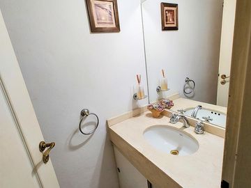 Casa en venta chalet 4 dormitorios con piscina barrio cerrado Maschwitz paredes dobles de ladrillo.