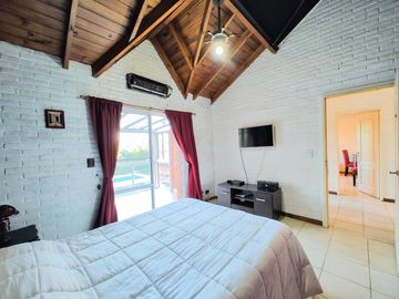 Casa en venta chalet 4 dormitorios con piscina barrio cerrado Maschwitz paredes dobles de ladrillo.