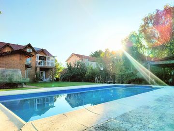 Casa en venta chalet 4 dormitorios con piscina barrio cerrado Maschwitz paredes dobles de ladrillo.