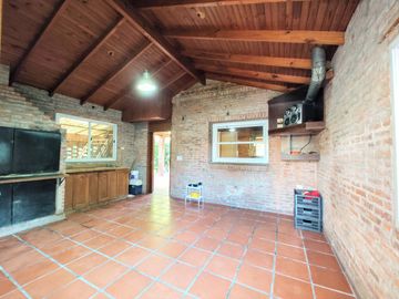 Casa en venta chalet 4 dormitorios con piscina barrio cerrado Maschwitz paredes dobles de ladrillo.
