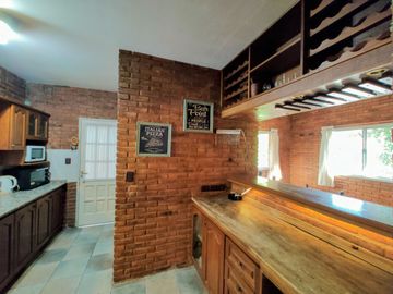 Casa en venta chalet 4 dormitorios con piscina barrio cerrado Maschwitz paredes dobles de ladrillo.