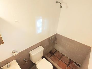 Casa en venta chalet 4 dormitorios con piscina barrio cerrado Maschwitz paredes dobles de ladrillo.