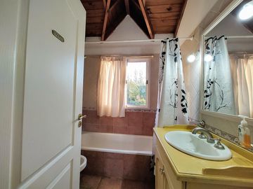 Casa en venta chalet 4 dormitorios con piscina barrio cerrado Maschwitz paredes dobles de ladrillo.