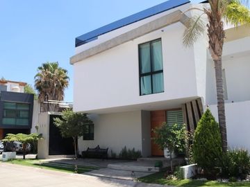 Hermosa Residencia en Venta Bosque Cedros