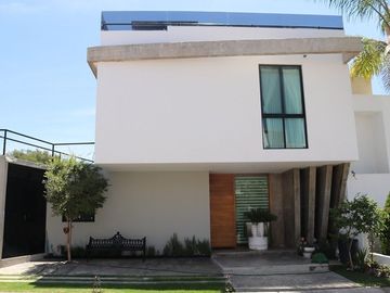 Hermosa Residencia en Venta Bosque Cedros