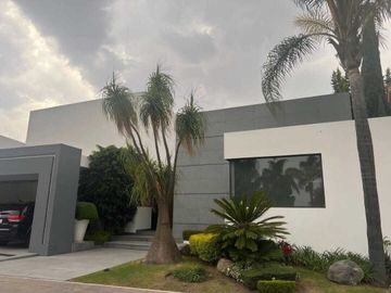 Hermosa Casa en Venta en los Encinos