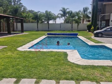 CASA EN VENTA EN LOS CÁNTAROS CON ROOF GARDEN EN PRIVADA CON ALBERCA Y PLAPA
