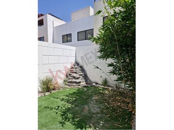 CASA EN VENTA EN LOS CÁNTAROS CON ROOF GARDEN EN PRIVADA CON ALBERCA Y PLAPA