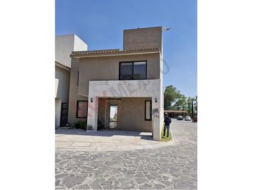 CASA EN VENTA EN LOS CÁNTAROS CON ROOF GARDEN EN PRIVADA CON ALBERCA Y PLAPA