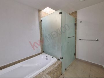 CASA EN VENTA EN LOS CÁNTAROS CON ROOF GARDEN EN PRIVADA CON ALBERCA Y PLAPA