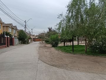 INIZIA PROPIEDADES VENDE LINDA CASA DE DOS PISOS EN BUIN