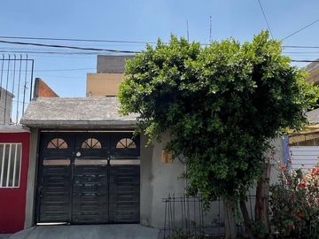 CASA EN VENTA EN JARDINES DE MORELOS, SECCIÓN FUENTES