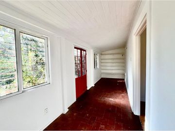 2D 1B con 4000 m2 terreno. Galpón 21 m2