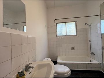 2D 1B con 4000 m2 terreno. Galpón 21 m2