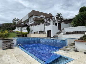 Residencia en venta en Cuernavaca con hermosa vista y seguridad 24/7