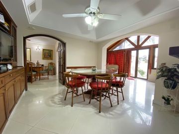 Chalet en venta en Castelar Norte de 5 ambientes!