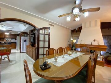Chalet en venta en Castelar Norte de 5 ambientes!