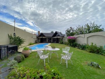 Chalet en venta en Castelar Norte de 5 ambientes!