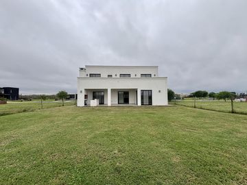 VENTA CASA SAN SEBASTIAN AREA 8