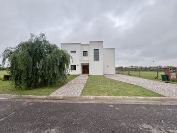 VENTA CASA SAN SEBASTIAN AREA 8