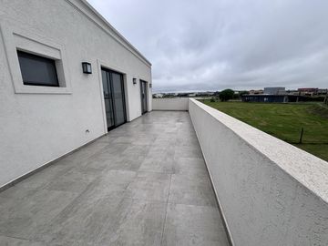 VENTA CASA SAN SEBASTIAN AREA 8