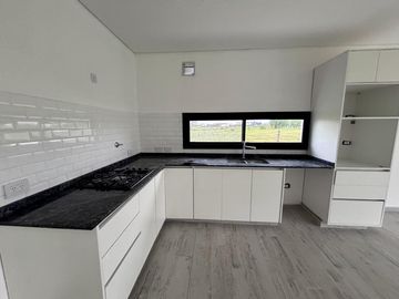 VENTA CASA SAN SEBASTIAN AREA 8