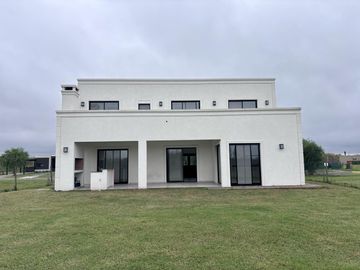 VENTA CASA SAN SEBASTIAN AREA 8
