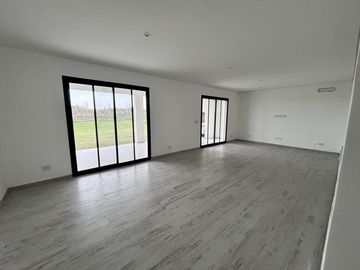 VENTA CASA SAN SEBASTIAN AREA 8