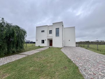VENTA CASA SAN SEBASTIAN AREA 8