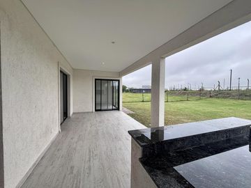 VENTA CASA SAN SEBASTIAN AREA 8