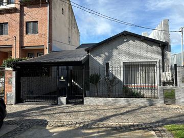 Chalet en 1 planta reciclado, jardín. La Lucila.