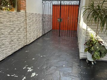 Chalet en 1 planta reciclado, jardín. La Lucila.