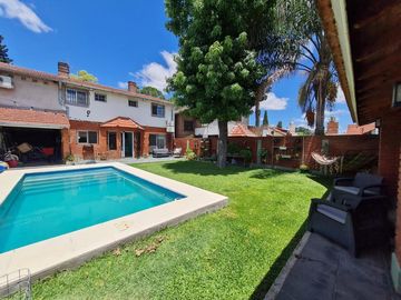 Casa en venta - 3 Dormitorios 4 Baños - Monte Grande