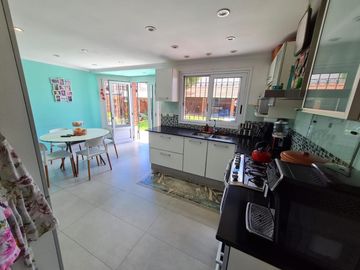 Casa en venta - 3 Dormitorios 4 Baños - Monte Grande