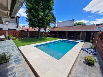 Casa en venta - 3 Dormitorios 4 Baños - Monte Grande