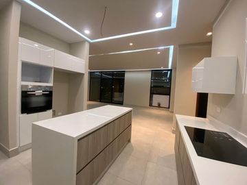 DEPARTAMENTO EN PRIMERA AVENIDA