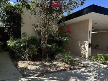 Casa en venta con Paneles Solares en  Privada en Conkal en Mérida Yucatán.