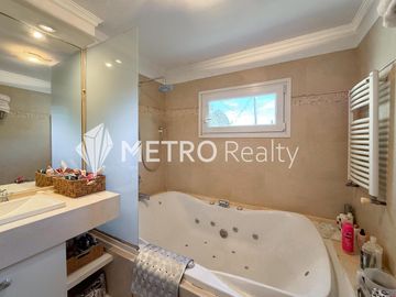 Casa en Venta 8 ambientes, San Isidro Con Pileta