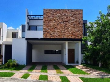 Casa en venta en privada con paneles solares  en Cholul en Mérida Yucatán.