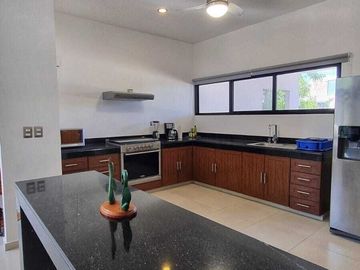 Casa en venta en privada con paneles solares  en Cholul en Mérida Yucatán.