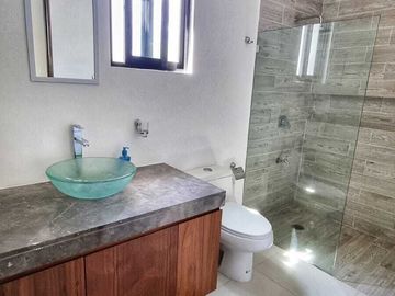 Casa en venta en privada con paneles solares  en Cholul en Mérida Yucatán.
