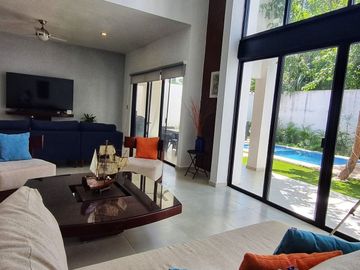 Casa en venta en privada con paneles solares  en Cholul en Mérida Yucatán.