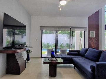 Casa en venta en privada con paneles solares  en Cholul en Mérida Yucatán.