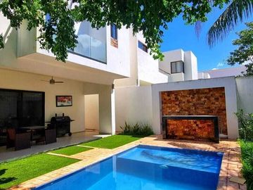 Casa en venta en privada con paneles solares  en Cholul en Mérida Yucatán.