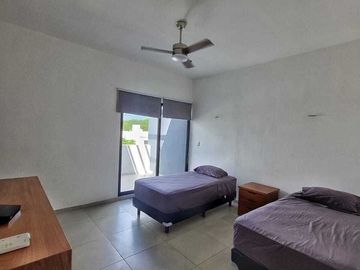 Casa en venta en privada con paneles solares  en Cholul en Mérida Yucatán.