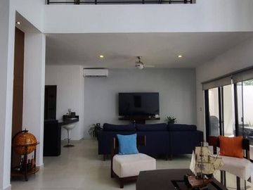 Casa en venta en privada con paneles solares  en Cholul en Mérida Yucatán.