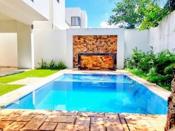 Casa en venta en privada con paneles solares  en Cholul en Mérida Yucatán.